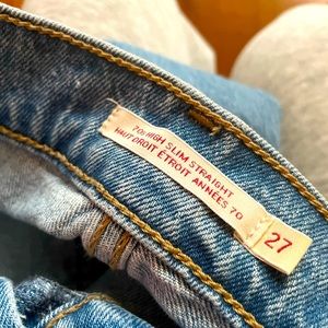 Selling the Levi’s 70s High Slim Straight Jeans in a medium wash!